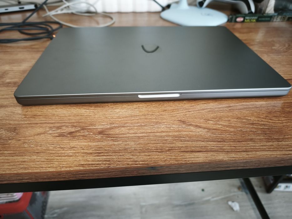 MacBook pro M1 16" 16GB/512GB.Като нов. Само 2 зареждания на батерията