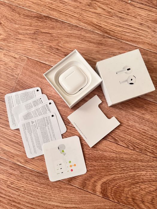 Air pods 4 почти новый