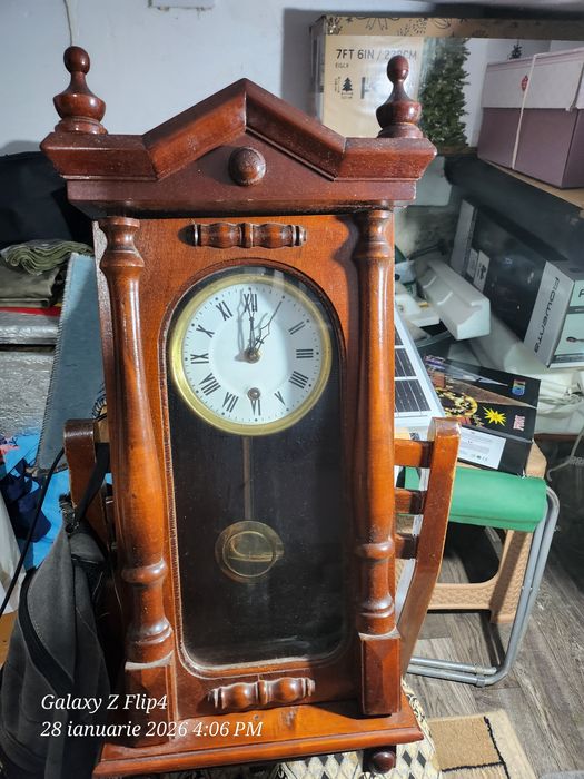 Vând ceas mecanic de perete cu pendul, stil clasic.
Ceasul este funcți