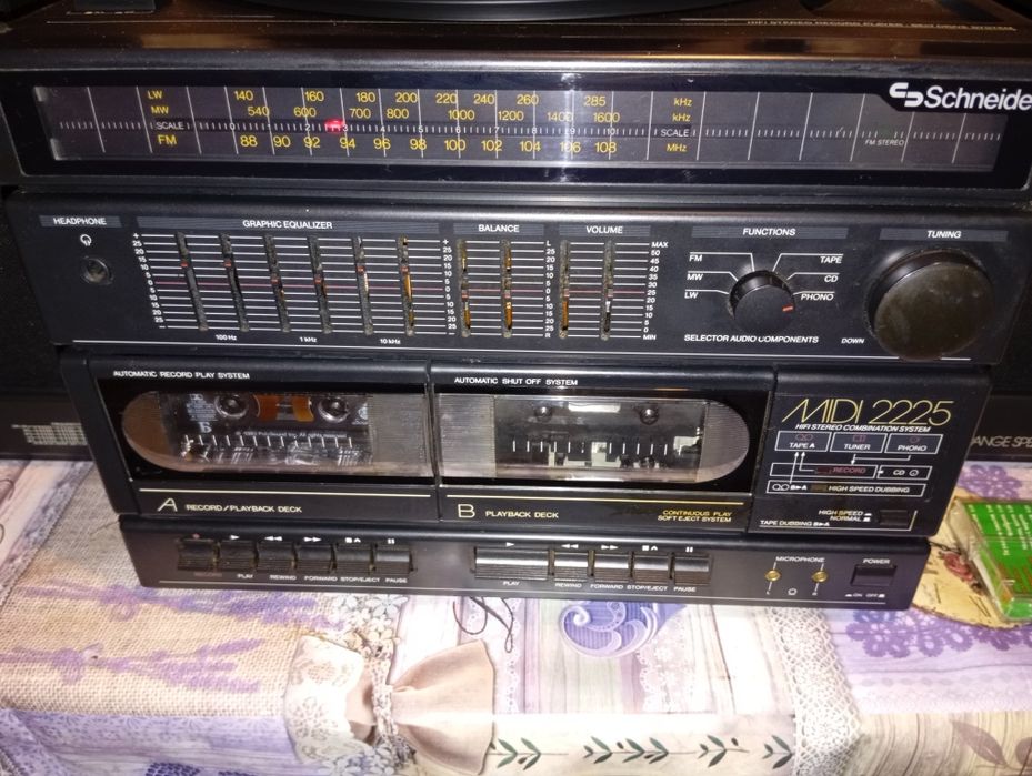 Ретро уредба грамофон, касетофон,радио