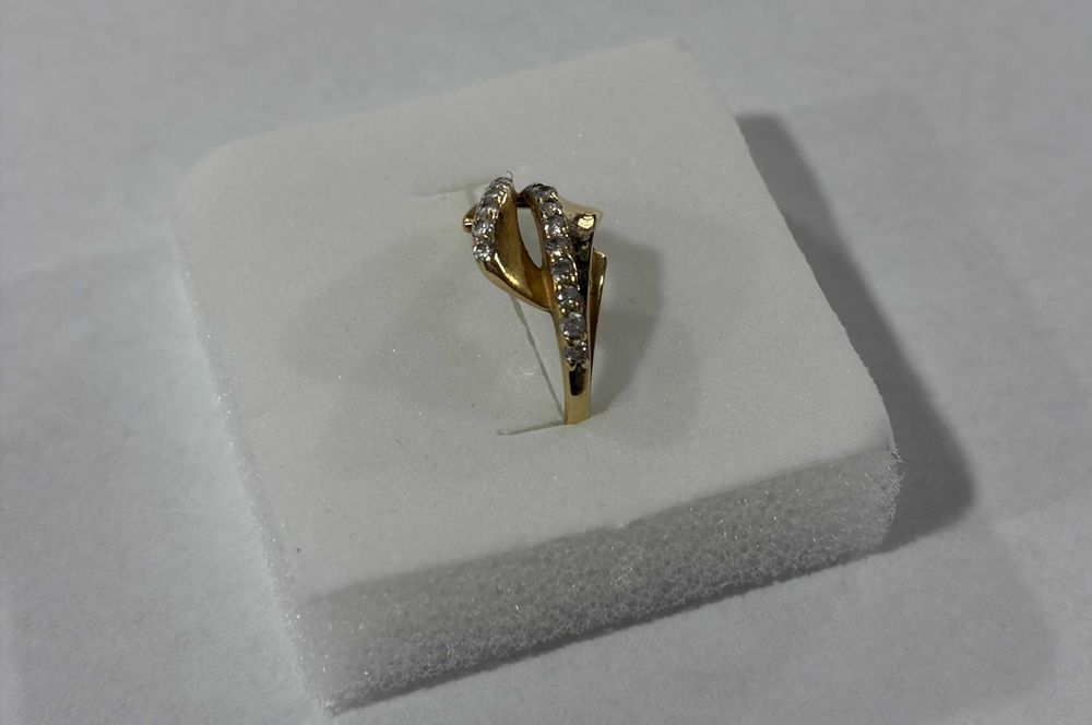 Златен пръстен 14 карата 1.98гр проба 585