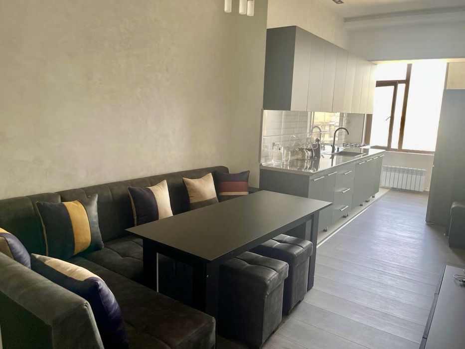 Yakkasaroy tumani Salamatinada Navastroyka sotiladi.50kv.m Evro remont