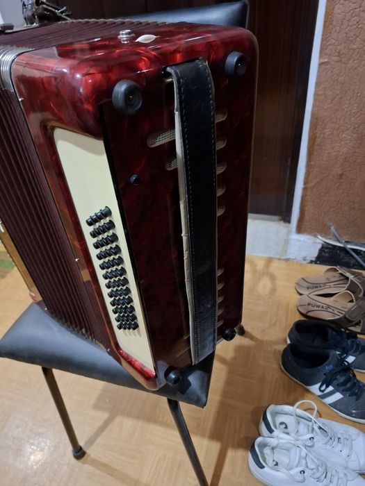 Продавам акордеони- два броя. Всеки по 160 евро.