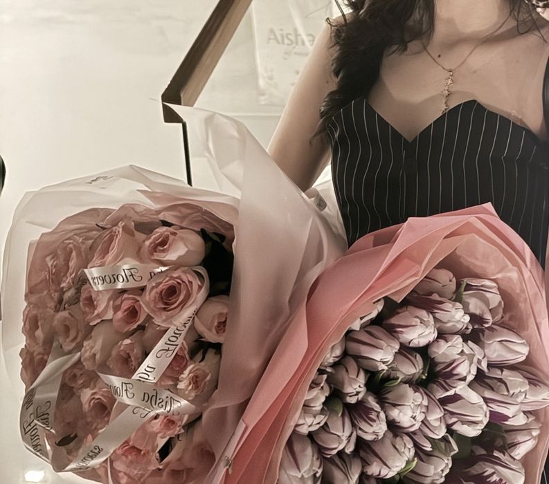 Шарики и букет цветоа