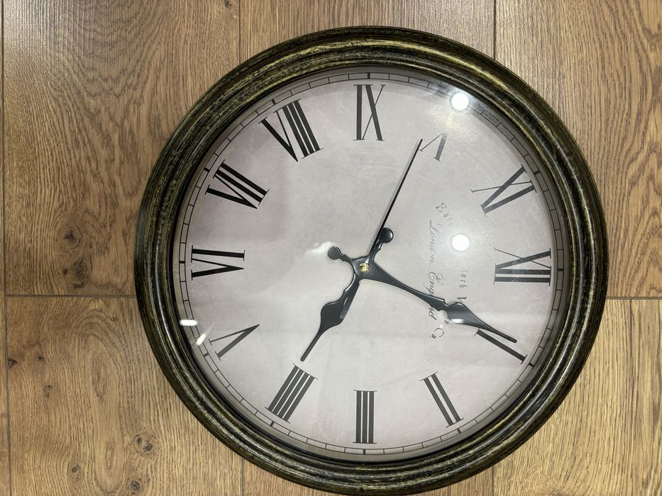 Часы настенные  диаметр 35 см