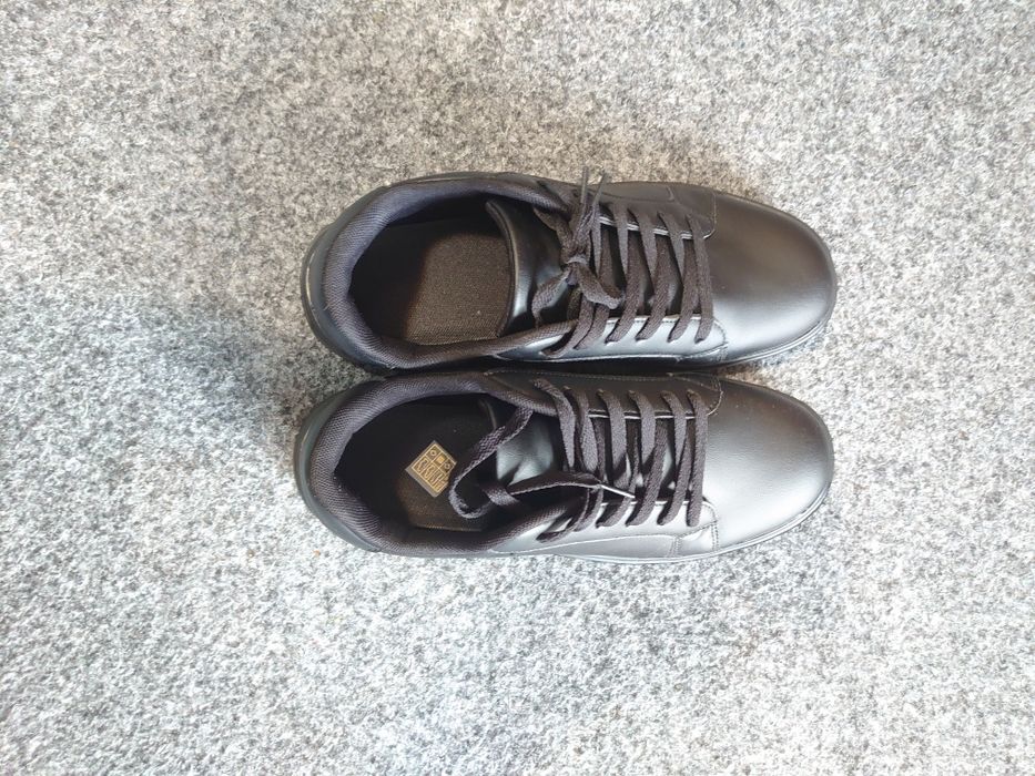 Pantofi sport,ca noi