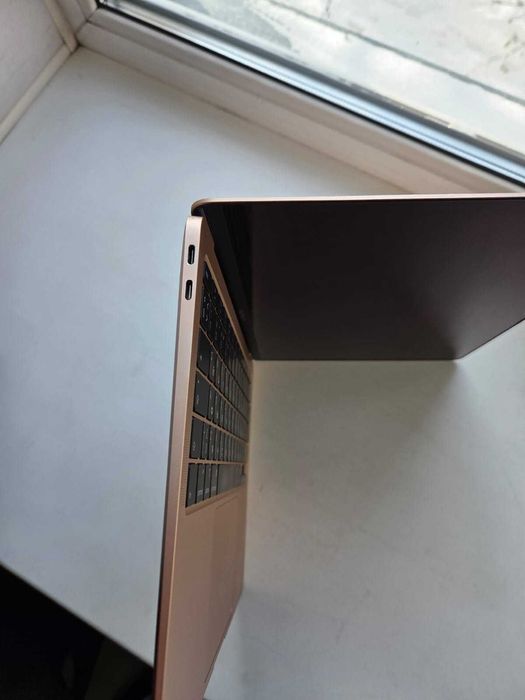 Продам Macbook Air 2020/ 256gb, intel i3, 8gb