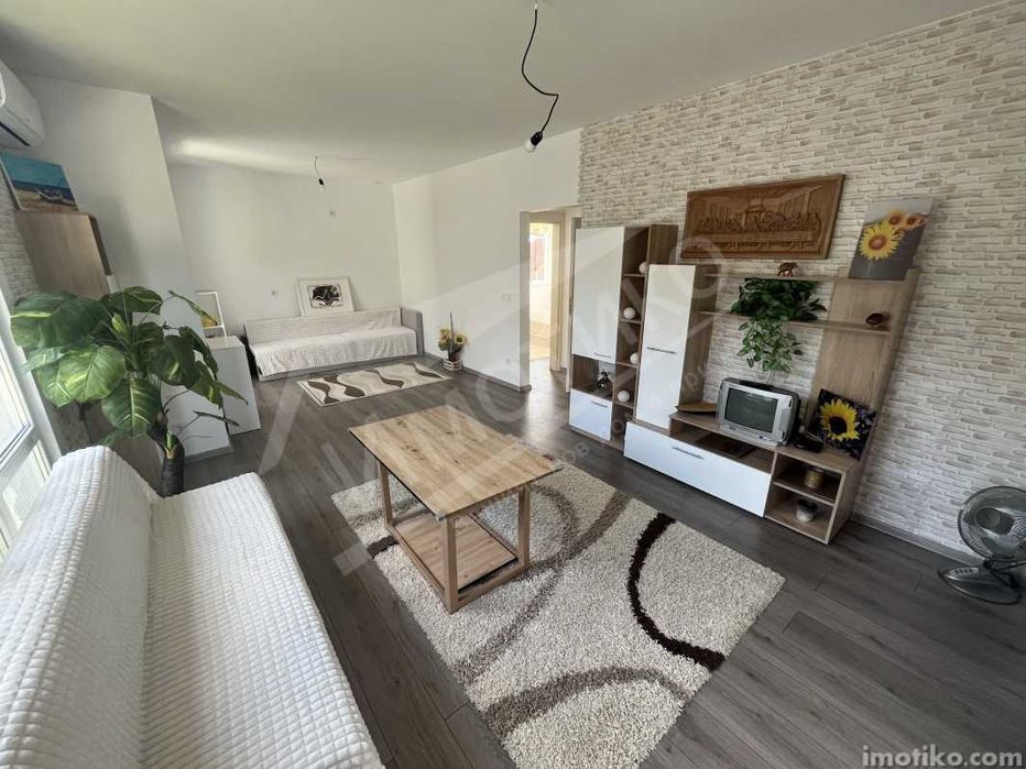 Къща с двор в с. Буново