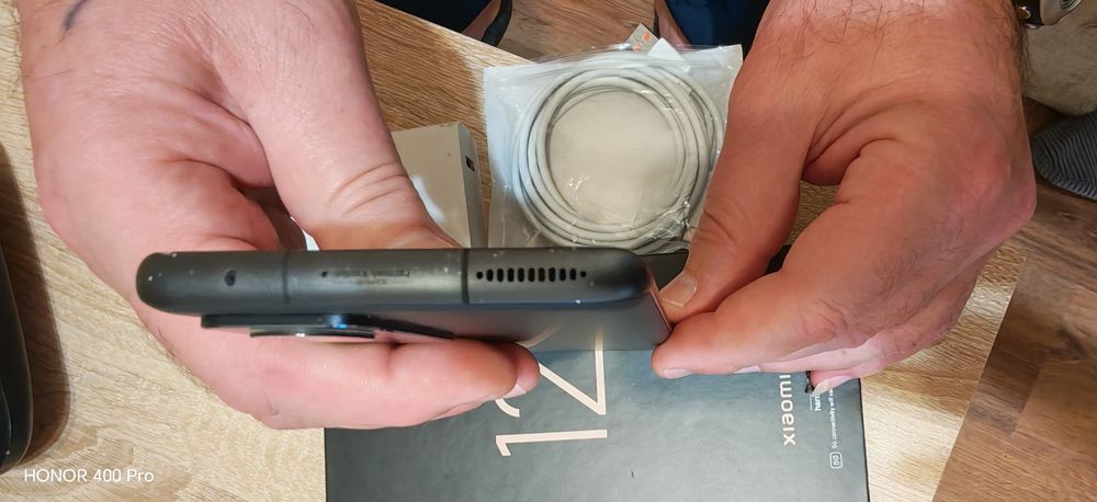 Продавам xiaomi 12 pro