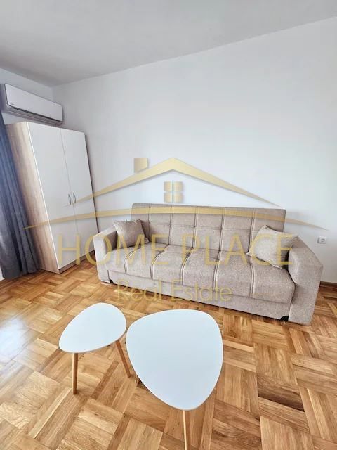 Дава се под наем Тристаен апартамент в Варна, Червен площад - 71 кв.м за 561 € - Снимка #1