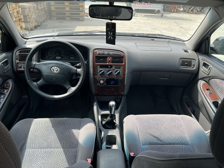 Toyota avensis цала за части или за ремонт