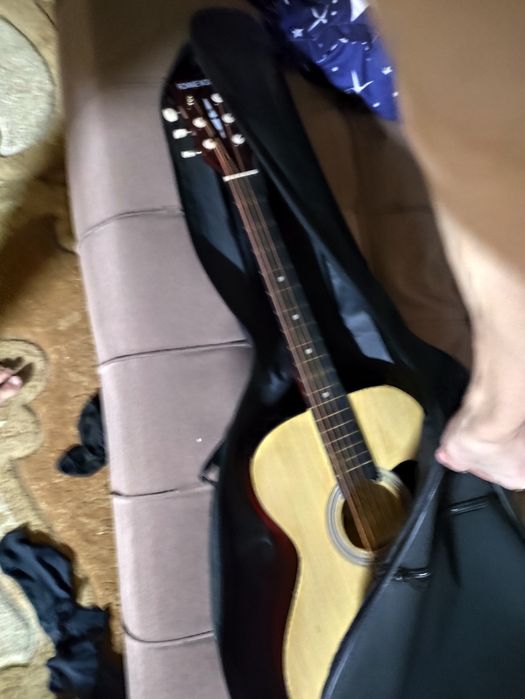 Гитара с чехлом.