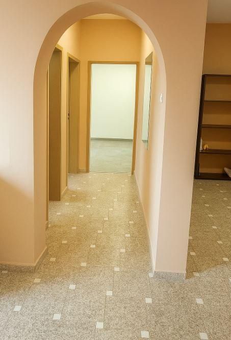 Дава се под наем Тристаен апартамент в Варна, Колхозен пазар - 120 кв.м за 350 € - Снимка #2