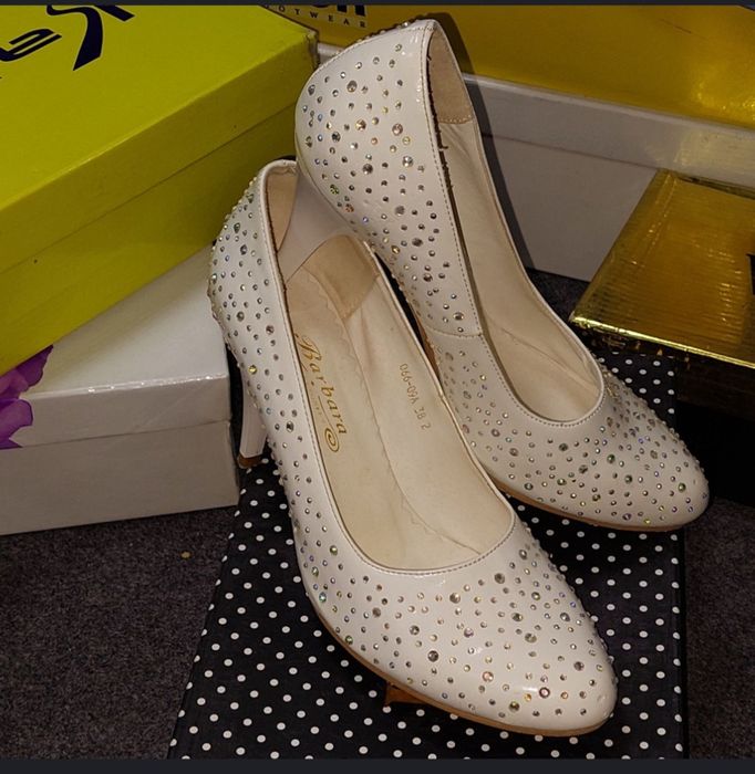 Ayollar xar xil tuflilar sifati aloo