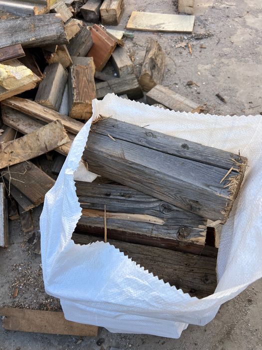 Сухи и нарязани дърва за огрев на чувал