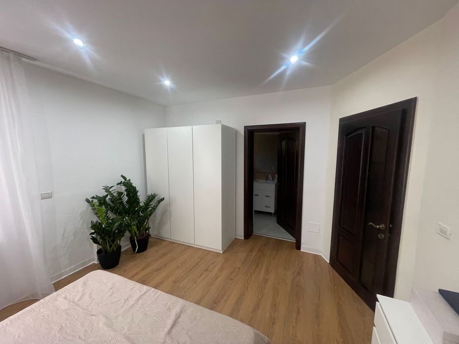 Proprietar, inchiriez apartament la vila