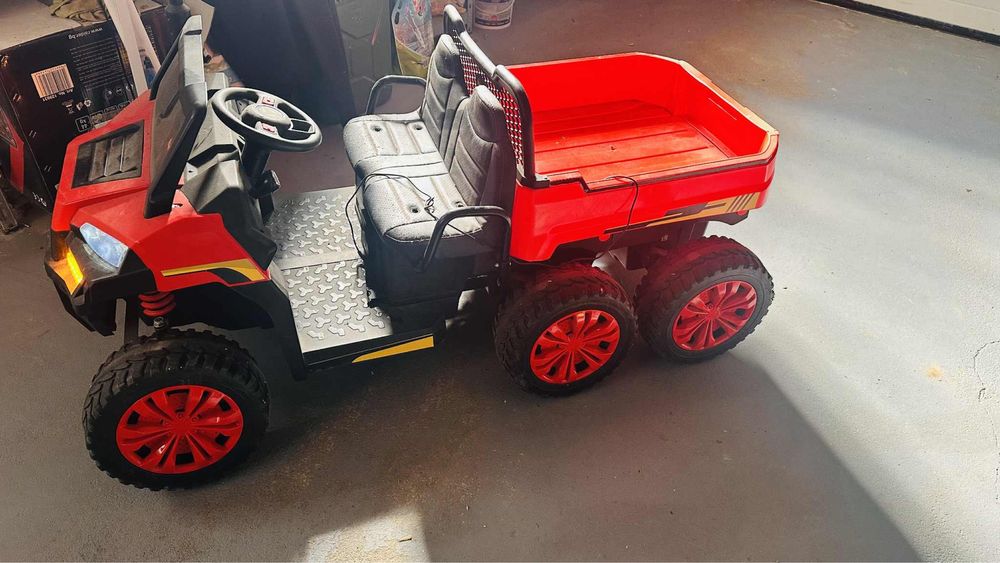 Vand masinuta de copii; are si remorca; duce pana la 60 kg