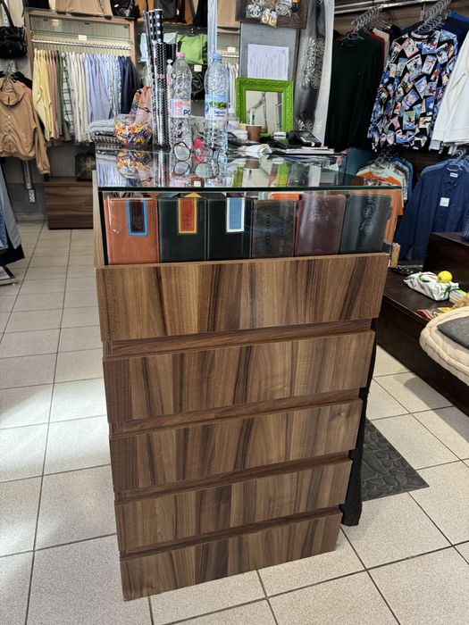 Г-образен магазинен щанд / бюро с витрина – за бутик или магазин