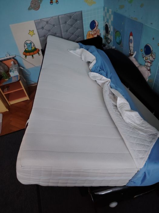 Vând pat în forma de masina