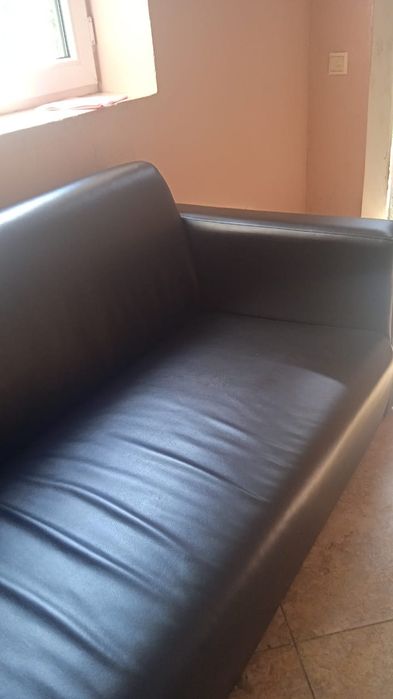 Кожаный чёрный диван
