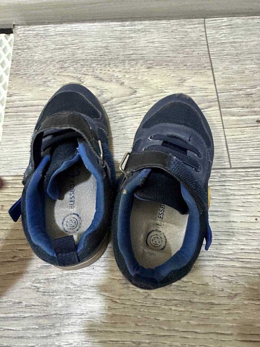 ПРодам кроссовка 26 размер на мальчика