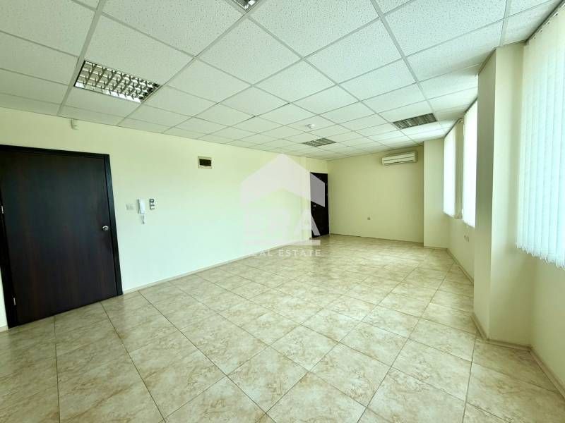 Офис под наем, в административна сграда, в централната част на гр. Вар