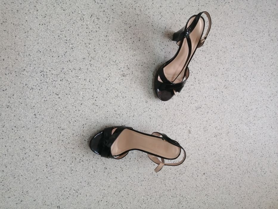 Vând sandale cu toc.