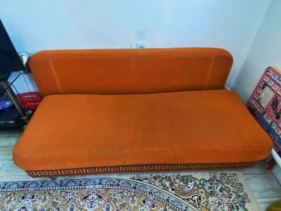 Диван с комплектом подушек