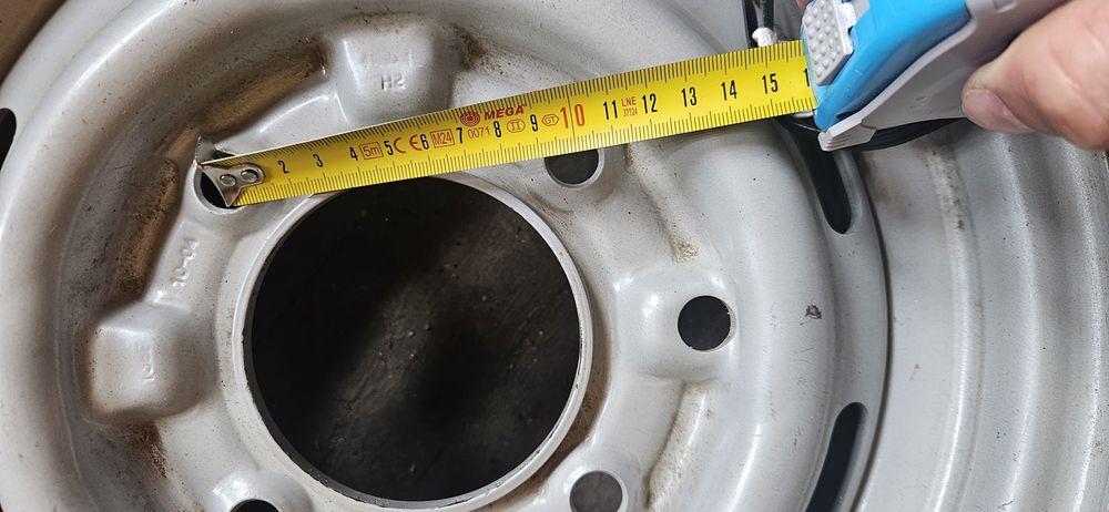 Se vând doua anvelope , una pentru remorca 165/80 R 13 si una pentru rezerva SUV  32x11.5 R15