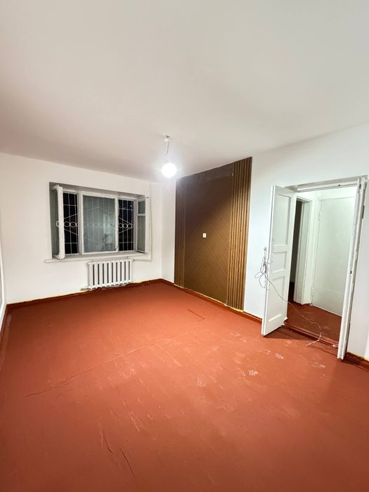 Чилонзар 9-кварталда узимни квартира сотилади 1 хона 1-этаж срочно