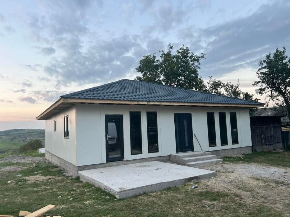 Vand casa modulara 8x8m pe structura metalica rezistenta
