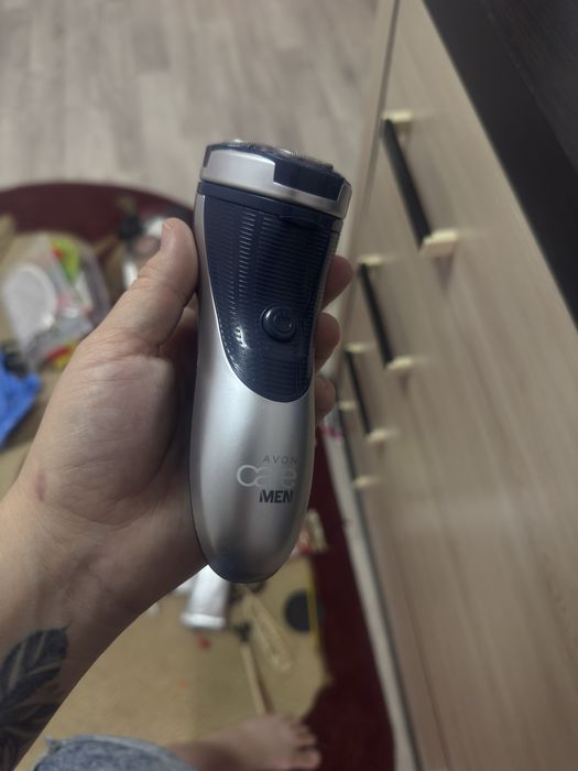 Продам электробритву AVON