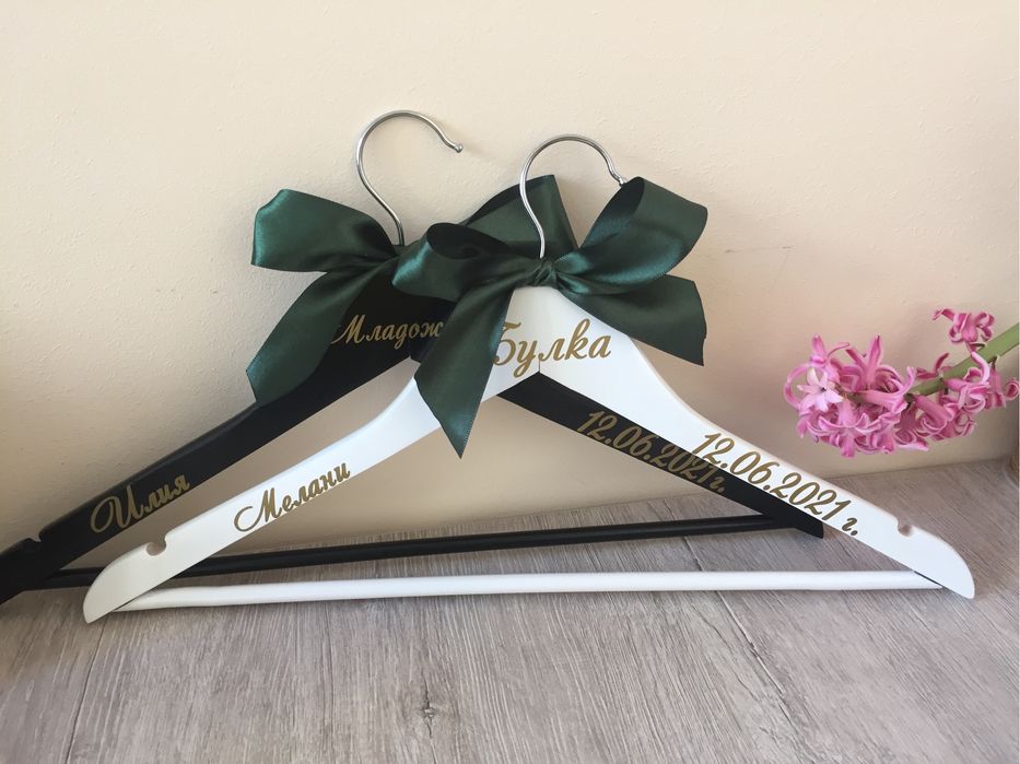 Дървени закачалки с надписи и панделки