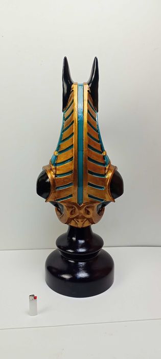 piesa de sah supradimensionata, reprezentant zeu egiptean Anubis. este element de decor, 71cm pla, pictat manual