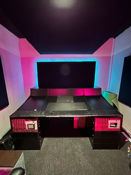 Студийный стол. Стол для аппарата. Стол.