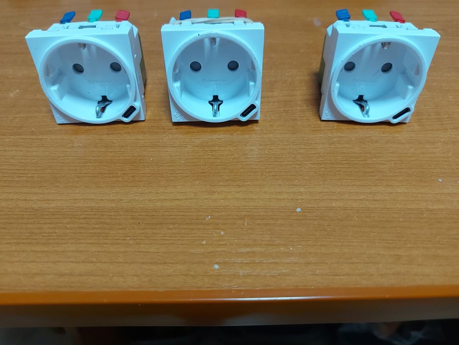 Priza inteligenta.modulara schinider..cu port C