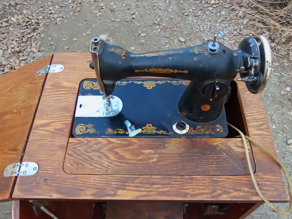 Tikuv mashinasi oyoqda ishlaydigan