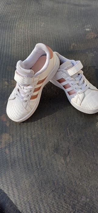Adidașii fata în stare perfecta