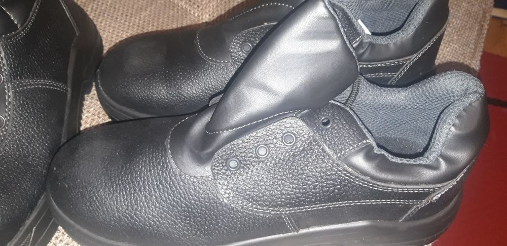 Bocanci de bumbeu metalic