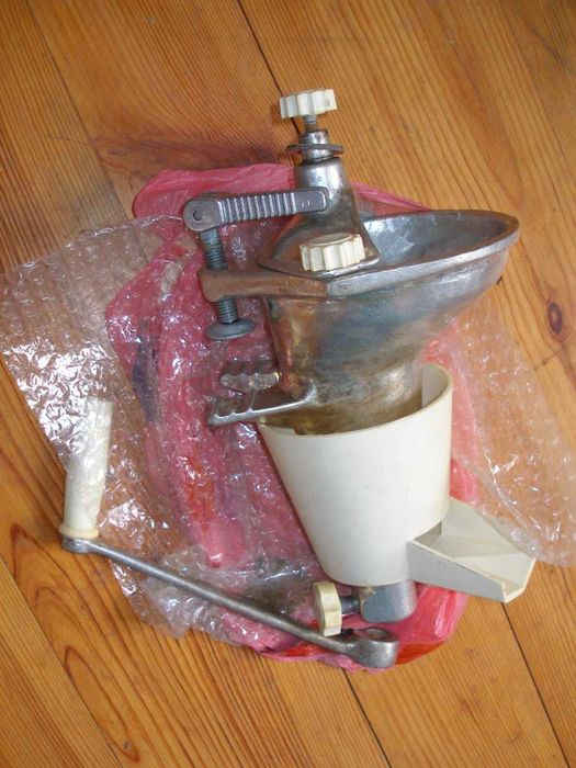 Чугунная соковыжималка СБ-4 . завод *Лиепайсельмаш* СССР  1984 г.