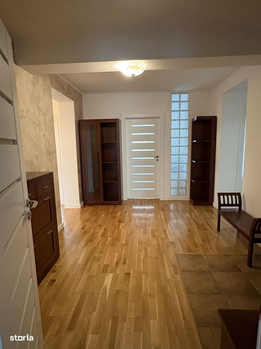 Apartament cu 4 camere, garaj , beci, pod și 3 balcone
