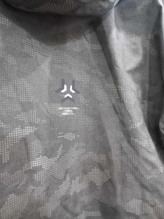 Продаю МУЖСКУЮ куртку  EMPORIO ARMANI 100%оригинал