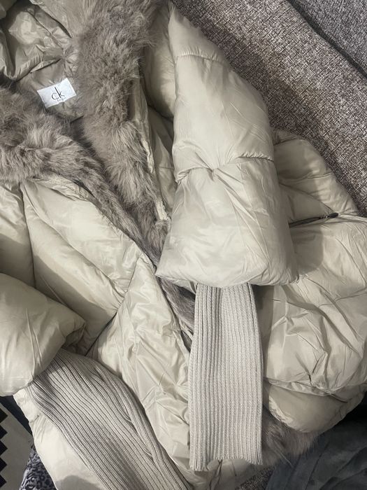Vand geaca Calvin Klein nu este originala
