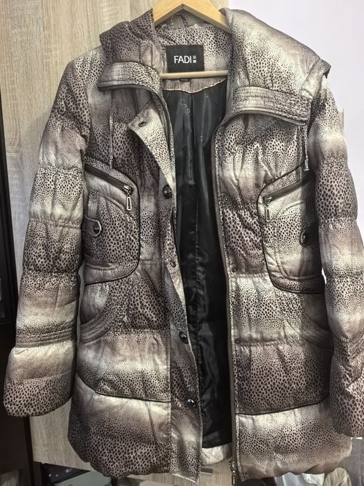 Продавам яке с качулка с цип