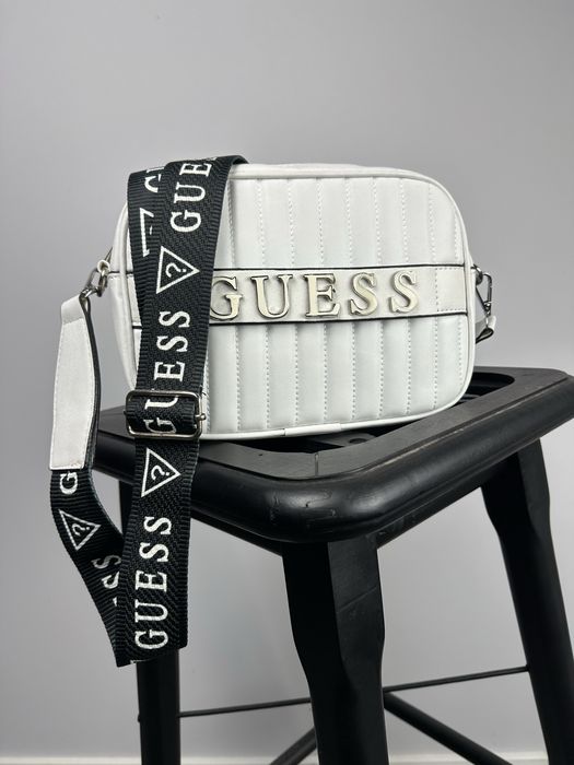 Guess дамска чанта през рамо / crossbody – бяла и бежова, нов модел