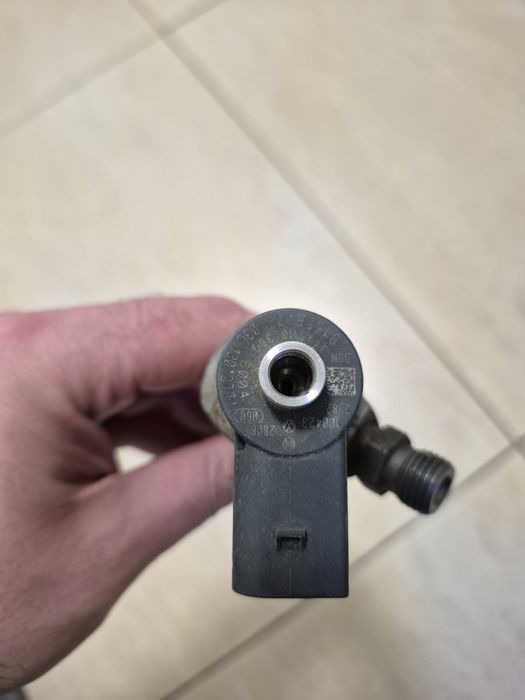 Injector Bosch 0445110288 VW Tiguan Golf 6 Passat 2.0 TDI cod 03L13027