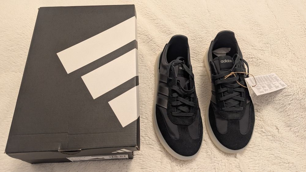 Adidasi piele intoarsa