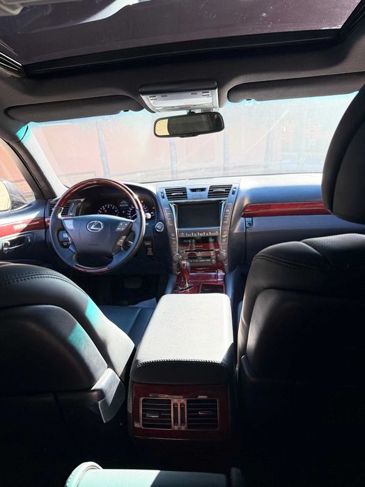 Lexus LS460L Executive Edition Роскошь и Совершенство с мин. пробегом