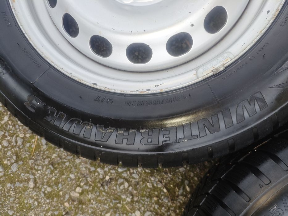 Продава се комплект зимни гуми с джанти – 195/65 R15 • 6Jx15 H2 • ET47