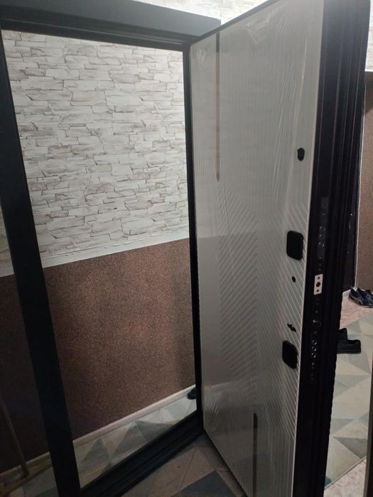 Дверь новая правая